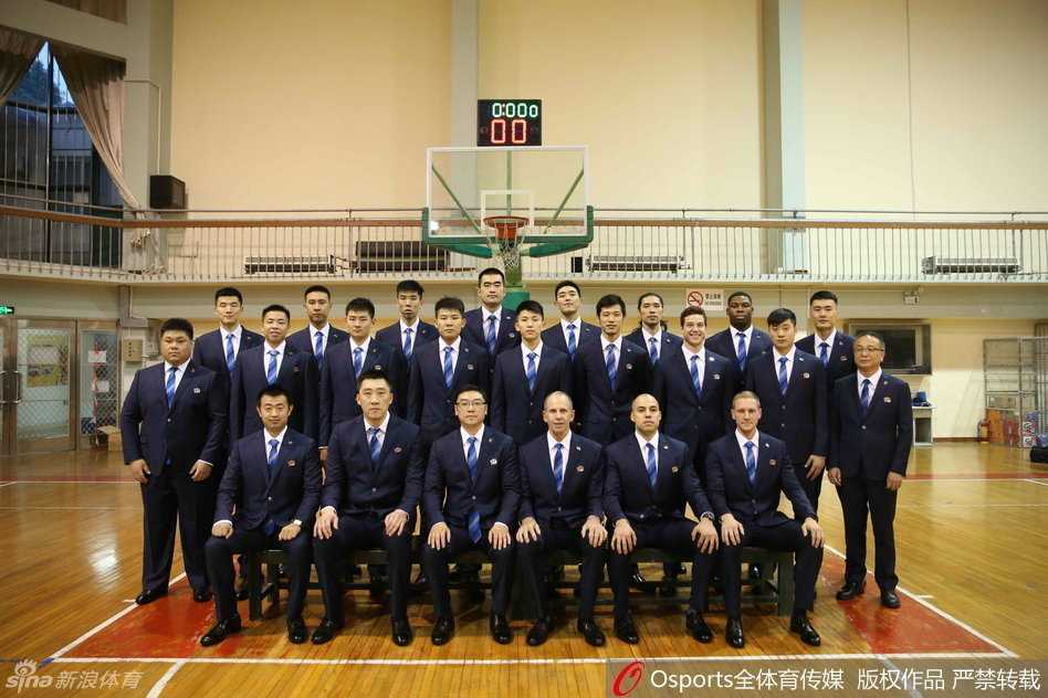 上海男篮全体将士身着正装齐聚一堂，面露自信微笑，展现出新赛季志在必得的团队风貌