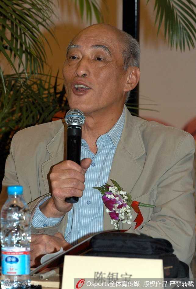 上海篮球传奇陈银宝:从五虎将到终身耕耘者,魂系篮坛永留芳 黑白光影定格了上世纪七十年代的风云际会,身穿9号战袍的陈银宝与老队友们站在一起,脸上洋溢着属于那个年代的质朴与豪情,这张珍贵的昔日合照见证了上海篮坛的一段黄金岁月。