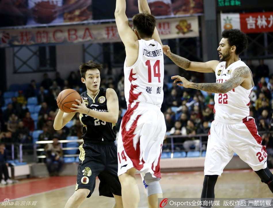 四川队与上海队的比赛中，双方球员在篮下展开激烈空中争抢，三四只手同时伸向篮球，肌肉碰撞的声音仿佛穿透了画面，比赛的激烈程度可见一斑。