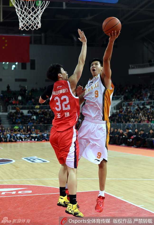 吉林队获胜后，球员们在中圈围成一圈激情庆祝，钟诚被队友们紧紧簇拥，他的脸上洋溢着胜利的喜悦，这场胜利是对他们全队努力拼搏的最好回报。