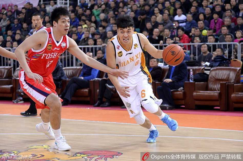 山东高速队外援比斯利在遭遇重兵防守的情况下依然强行突破，他眼中充满杀气，试图用一己之力撕开吉林队的防线，但今晚胜利女神并未站在他这边。