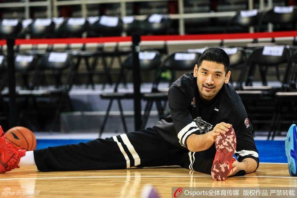 约什在训练师陪同下进行投篮练习，皮球划出优美弧线稳稳入框，眼神专注而犀利