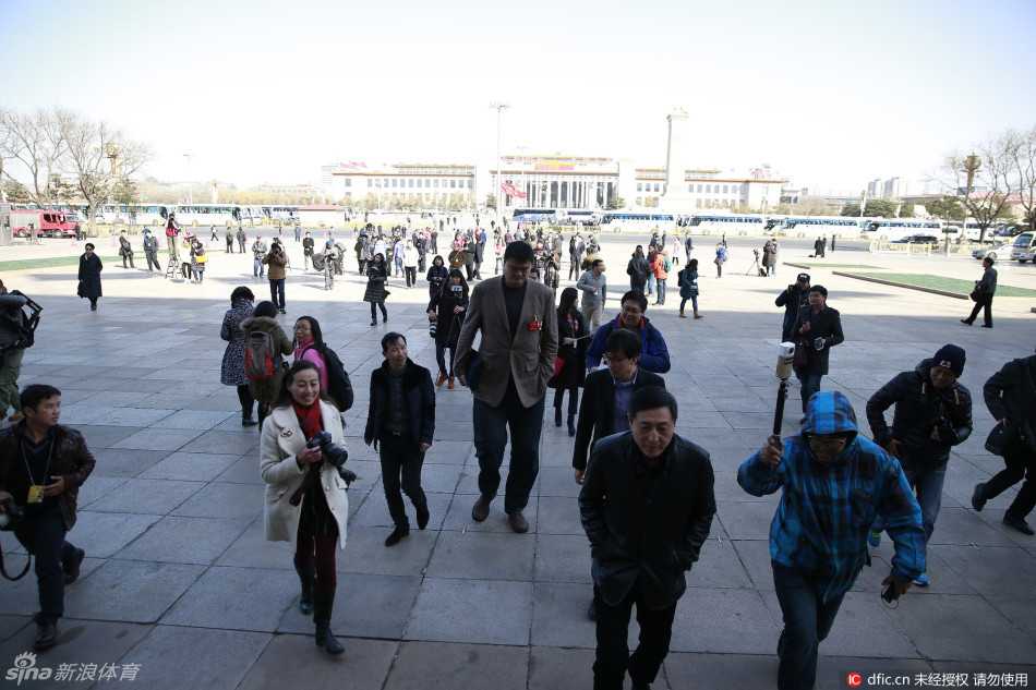 两会风云录:姚明刘翔遭遇围堵,人民大会堂前的明星委员众生相 步入会场的刘翔表情淡漠,面对热情的合影邀请他只是礼节性地配合,眼神中透露出一种淡淡的疏离感,仿佛置身事外。