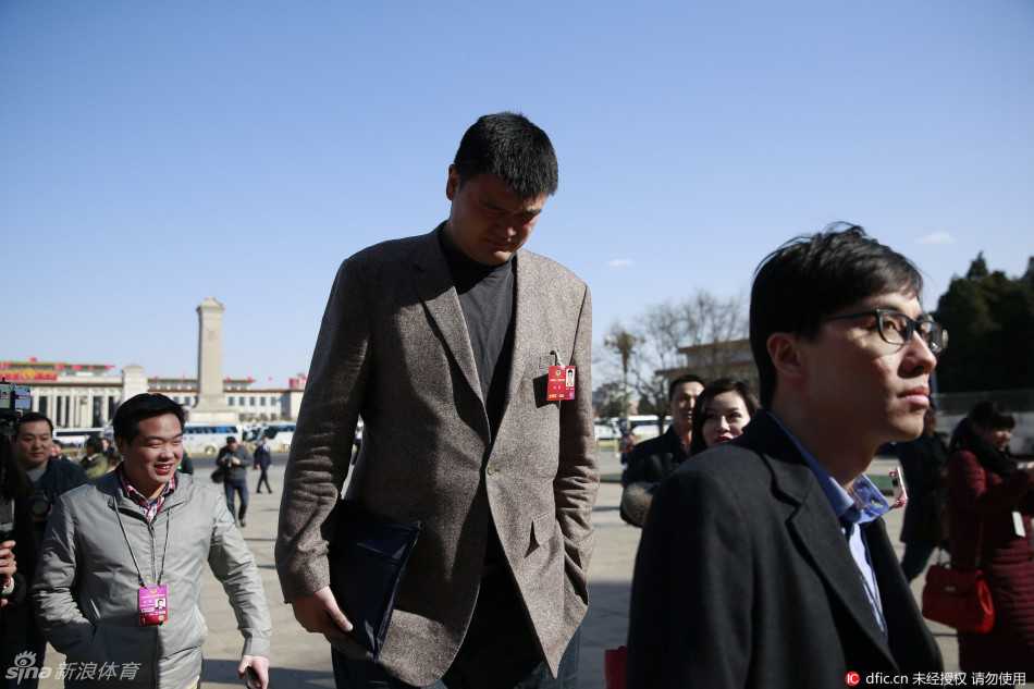 两会风云录:姚明刘翔遭遇围堵,人民大会堂前的明星委员众生相 从停车场到大会堂台阶,姚明的周围形成了一个奇特的人墙,记者们环绕在他胸口以下,随着他的步伐整体挪动,仿佛一场无声的突围战。