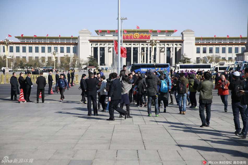 两会风云录:姚明刘翔遭遇围堵,人民大会堂前的明星委员众生相 在记者的重重包围中,刘翔步履稳健地步入会场,他的眼神并未停留在两侧的镜头上,而是坚定地望向前方的道路。