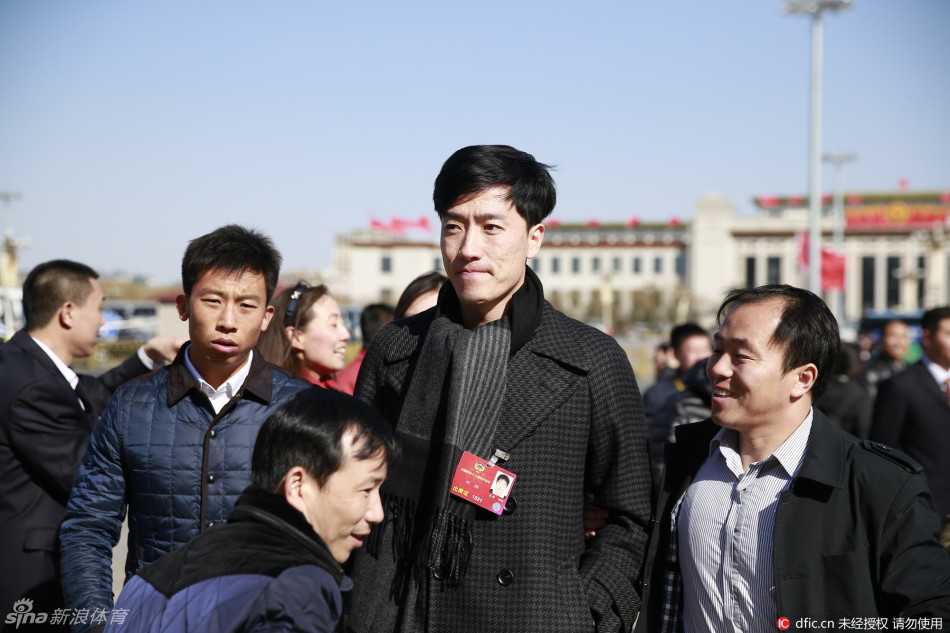 两会风云录:姚明刘翔遭遇围堵,人民大会堂前的明星委员众生相 人民大会堂的台阶上,记者们将刘翔团团围住,话筒和录音笔如林般伸向他,而他淡漠的表情与周围的热切形成了鲜明对比。