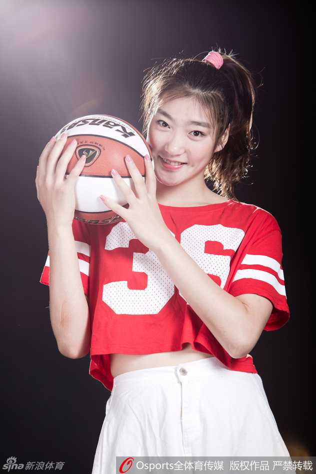 “勒布朗梦”李梦在赛场上面露坚毅目光，持球准备突破，强大的气场仿佛能穿透屏幕，尽显女篮领袖风范。