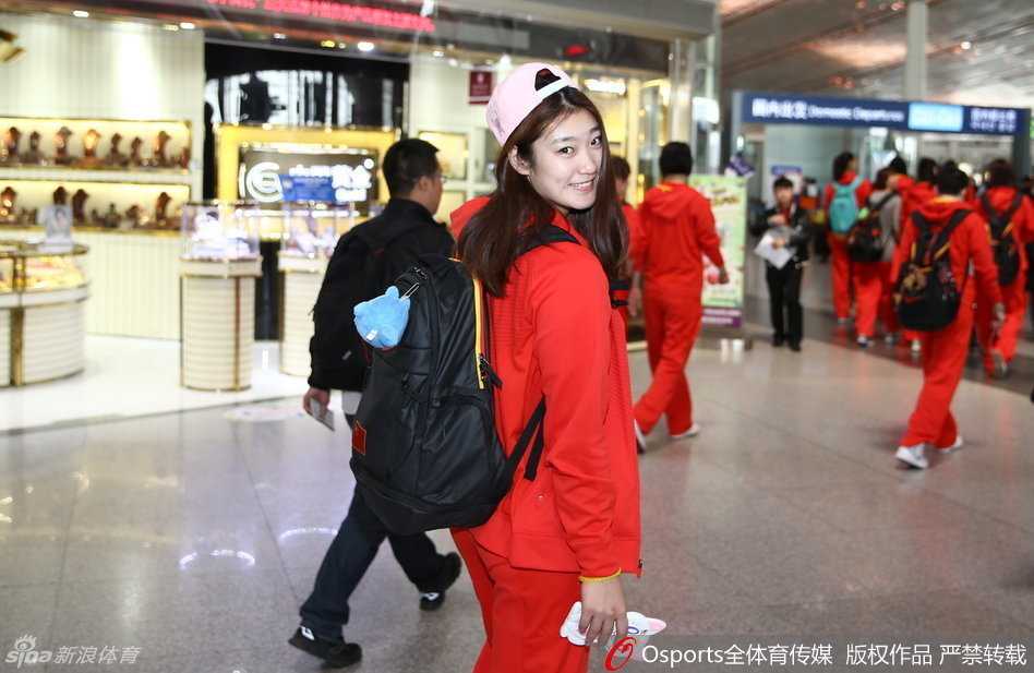 女篮新星李梦在训练场边回眸，甜美的笑容如同春日暖阳，融化了赛场边的紧张气氛。