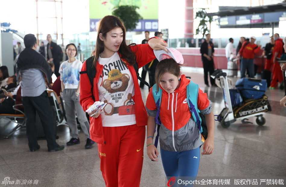 前锋孙梦昕在训练中持球突破，眼神坚毅，动作利落，展现了强大的攻击力。