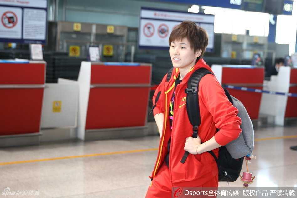 孙梦然在场边与助教女儿温馨互动，她弯下腰眼神充满关爱，展现出赛场外柔情的一面。