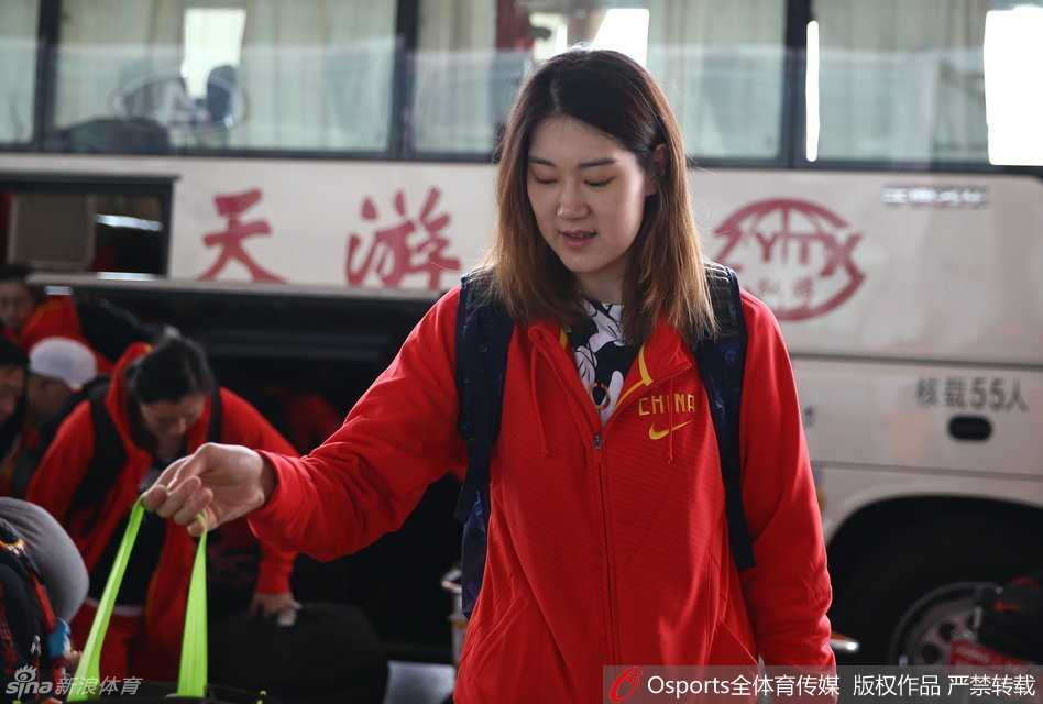 老将陈楠在训练间隙掏出手机通话，作为球队的定海神针，她的每一个举动都牵动着场边的目光。