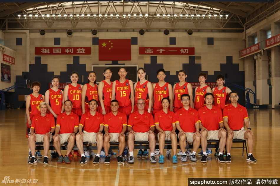 陈晓佳全神贯注运球突破，眼神紧视前方仿佛在奥运赛场上寻找传球良机