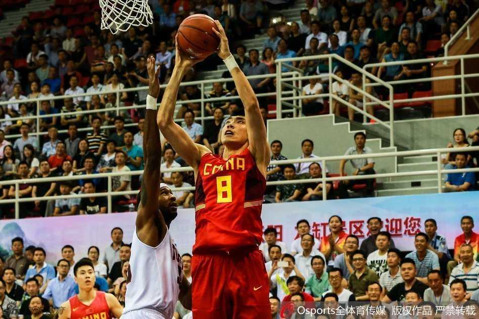 训练场上火药味十足，陶汉林与付豪在篮下为了球权同时摔倒，两人在地板上依然紧紧抱着篮球，手臂青筋暴起，身后的队友们纷纷驻足观看，这一刻的血性与拼劲正是这支中国队需要的硬汉底色。