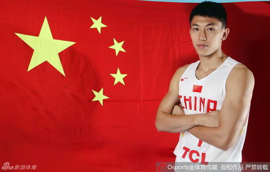 身穿白色队服的刘晓宇在球场上表情专注，眼神犀利，正准备运球突破防线