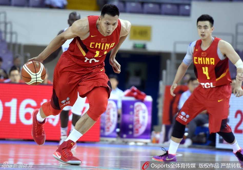 易建联犹如战场指挥官，挥手指明了球队进攻的方向，吹响了全线冲锋的号角。