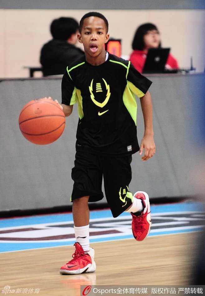 这张抓拍中，朱芳雨的大儿子正专注地玩着手中的篮球，眼神里透着对这项运动天然的亲近感，彼时的他还不知道，未来自己将踏上父亲曾经挥洒汗水的球场。