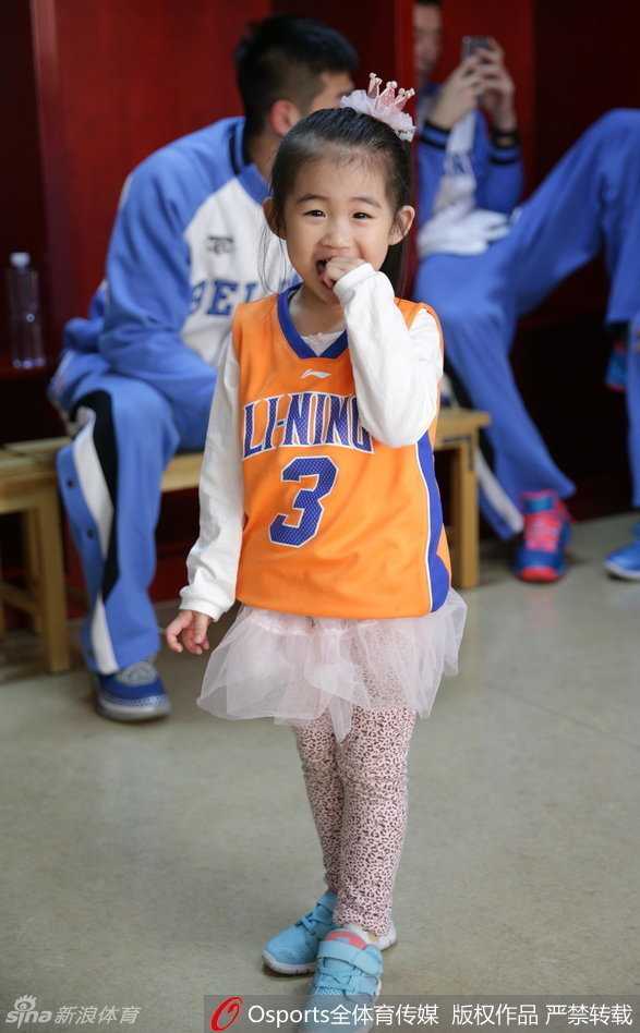 陈磊的女儿扎着两个小辫子，对着镜头露出一丝羞涩的微笑，那份属于孩童的纯真与可爱被永久定格，也记录下了那个六一儿童节最美好的瞬间。