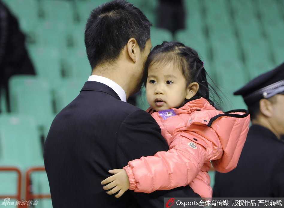 林志杰的女儿头戴可爱的发卡，在某个家庭聚会的角落被镜头捕捉，她灵动的双眼仿佛会说话，透着运动员后代特有的那股机灵劲儿。