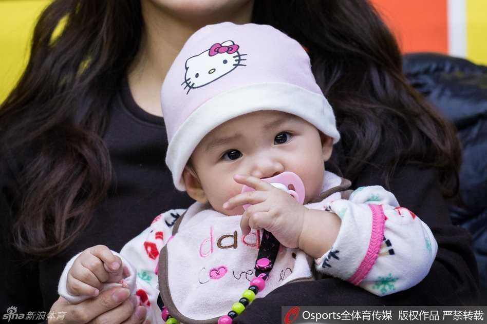 马布里的儿子在一群孩子中展露笑颜，这位篮球巨星的后代彼时已显露出几分自信，多年后他将追随父亲的脚步，在篮球名校继续书写自己的篮球故事。