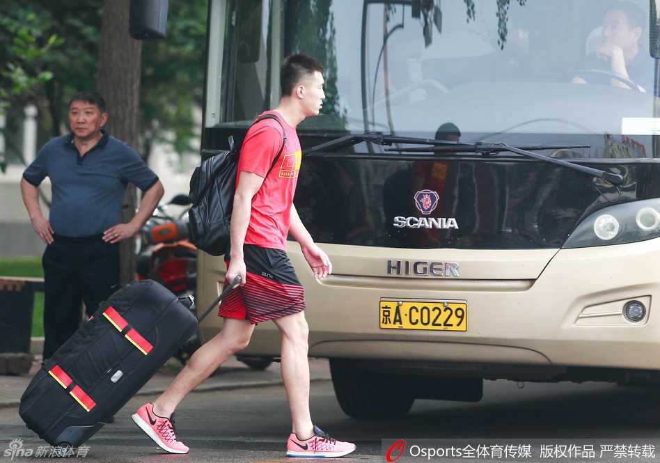 易建联在比赛中高高跃起，迎着法国防守球员上演单手劈扣，强大的气场让对手只能望球兴叹。