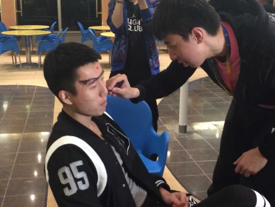 江苏肯帝亚男篮全体队员在歌诗达幸运号邮轮甲板上集结，背景是无垠的蔚蓝海面，海风吹拂着他们的球衣，象征着一次前所未有的跨界出征。