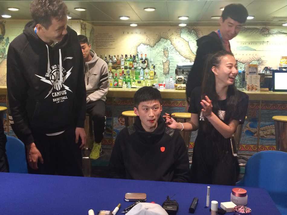 获胜的球迷高举双手欢呼，从球员手中接过美国潮流品牌DADA提供的豪华篮球大礼包，这一刻偶像与粉丝的距离被无限拉近，笑容同样灿烂。