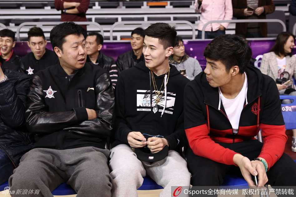 曾经叱咤赛场的王治郅与中国体操传奇李宁现身看台，两人神情专注地观看比赛，仿佛在透过场上的新星，回顾着中国体育的峥嵘岁月。