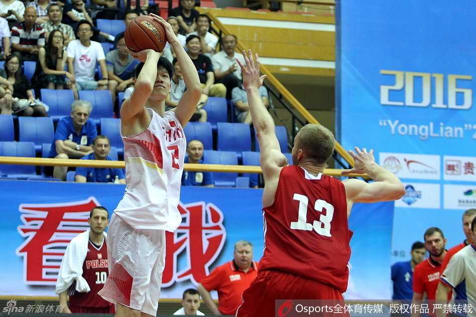 李京龙外线出手，身体微微后仰，手腕轻压，篮球带着高速旋转飞向篮筐，他的眼神充满自信，仿佛早已预见皮球入网的那一刻。