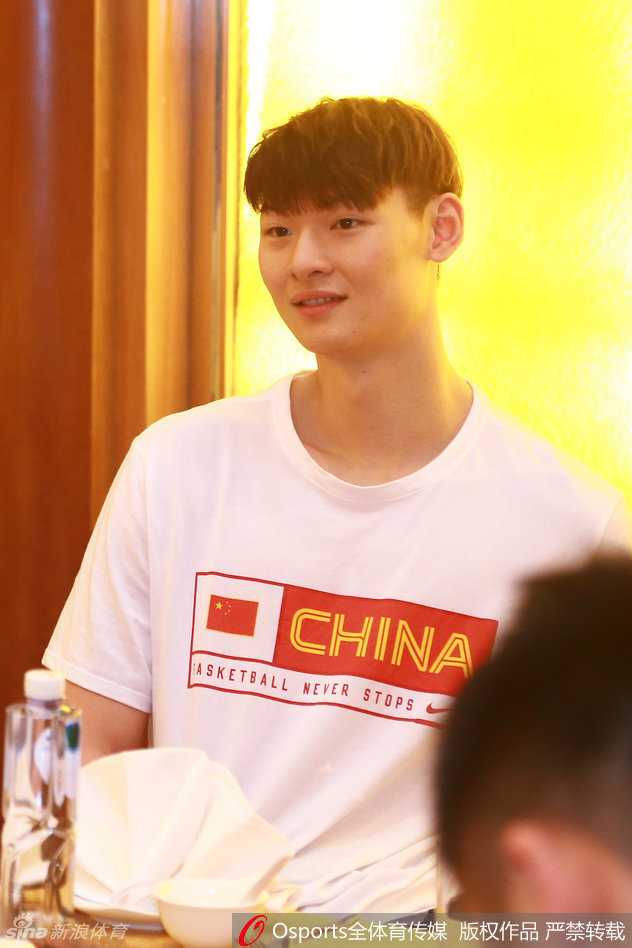 郭艾伦在突破中遭遇包夹，他咬牙强行起跳，脸上的汗水在空中挥洒，充满了不服输的倔强。