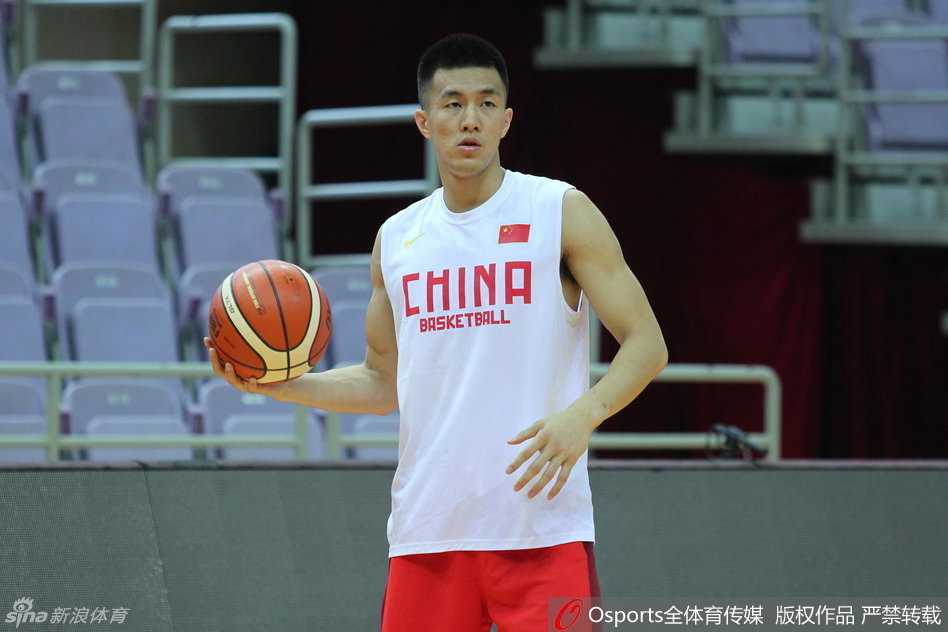 球场上的灵动指挥官郭艾伦，正用令人眼花缭乱的运球撕裂着空气，仿佛在告诉对手，他的突破将是今晚无解的难题。