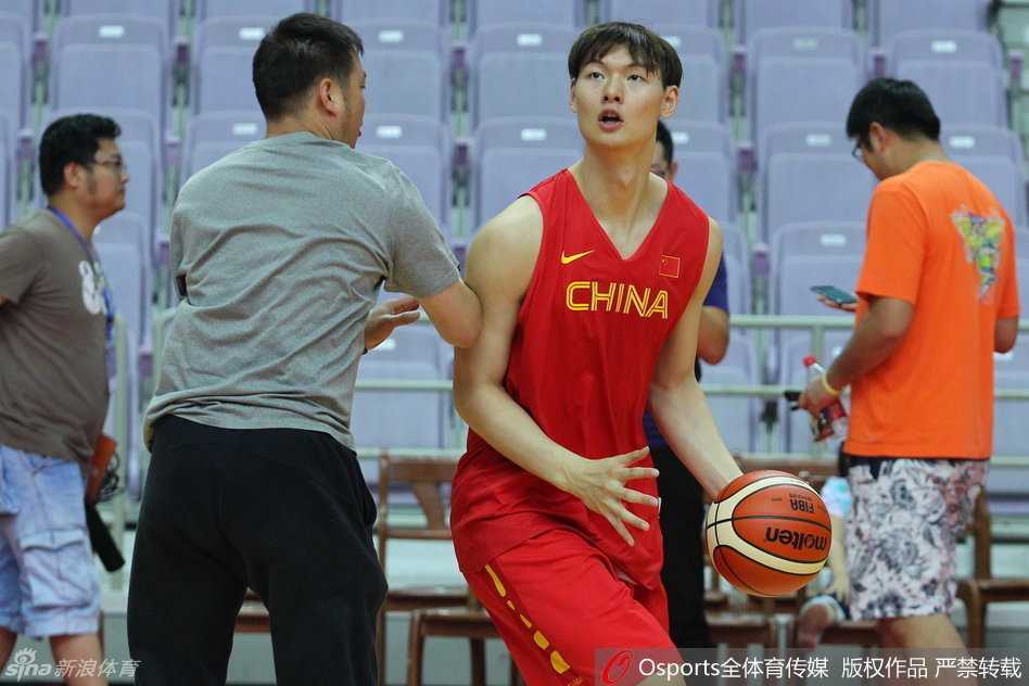 王哲林在禁区内与陪练展开肌肉碰撞，每一次对抗都充满力量，他用扎实的脚步告诉所有人，他的膝盖足以撑起中国男篮的内线希望。