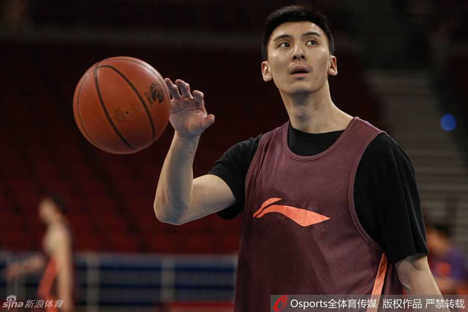 莫里斯在罚球线附近进行投篮训练，动作标准如一，即使有伤在身，依然保持着高强度的训练节奏。