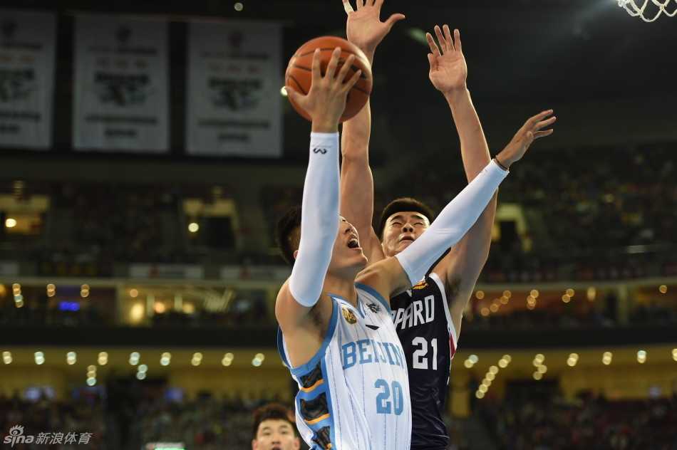 五棵松的夜晚,马布里与李慕豪的巅峰对决 李慕豪高高跃起,像发射的火箭般遮天蔽日,直接将莫里斯的投篮扇飞,这记大帽捍卫了深圳队禁区的最后尊严。