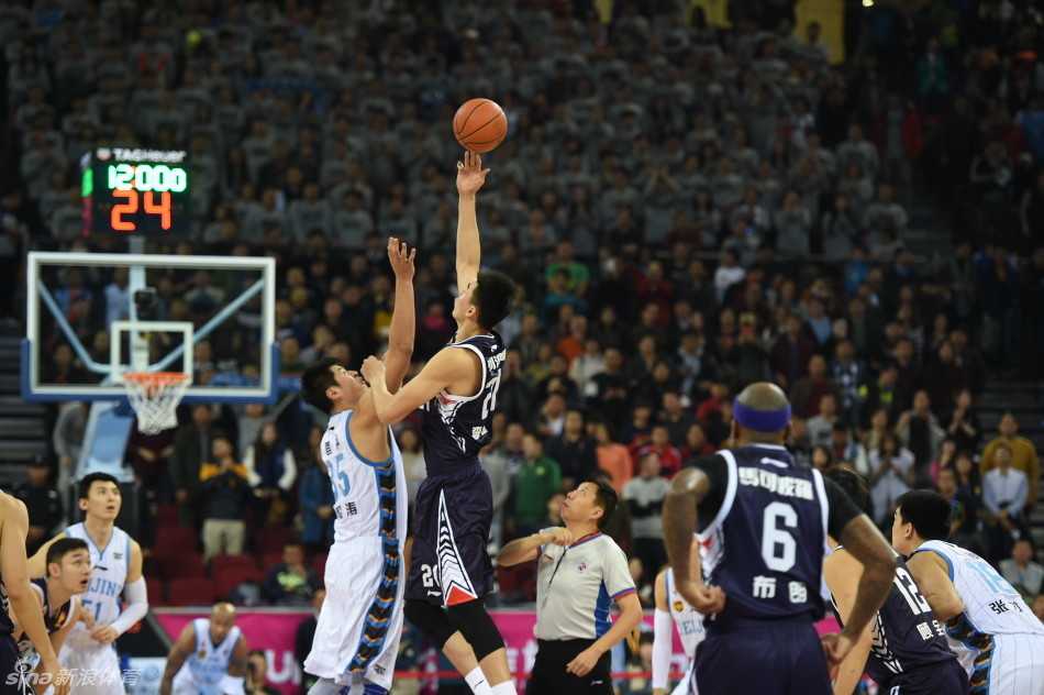 五棵松的夜晚,马布里与李慕豪的巅峰对决 面对北京队的疯狂反扑,深圳队主帅在场边情绪激动地摊开双手,不停对着技术台大声理论,即便领到技术犯规也无法平息他心中的怒火。