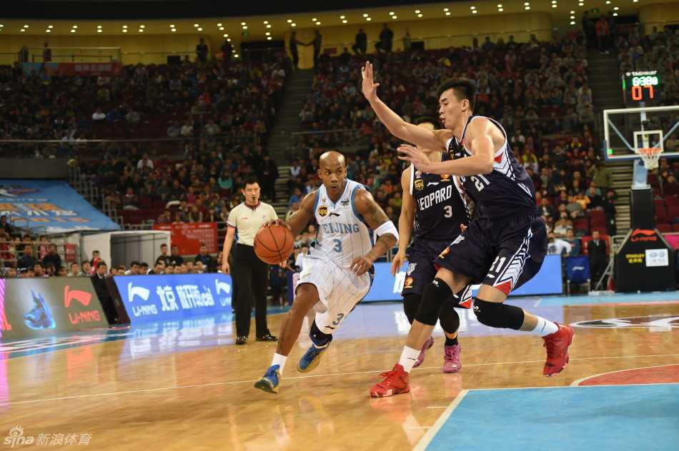 五棵松的夜晚,马布里与李慕豪的巅峰对决 马布里在深圳队多人围堵下依然毫无惧色,他像一头见惯风浪的雄狮,用经验与技术牢牢将球护在身前,寻找着那稍纵即逝的战机。