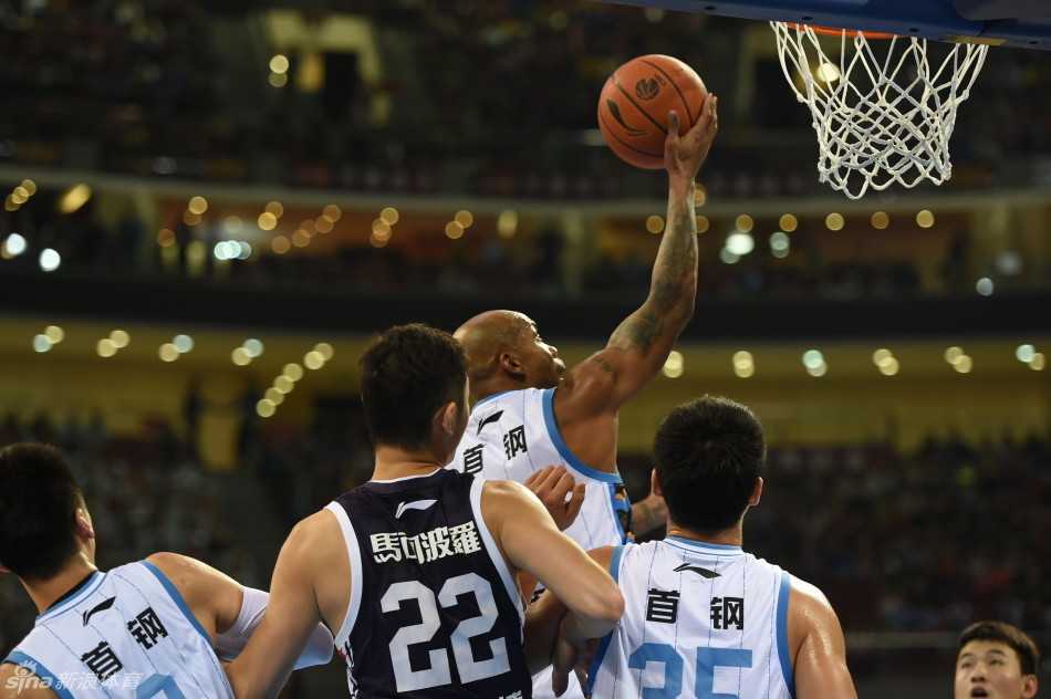 五棵松的夜晚,马布里与李慕豪的巅峰对决 在球队陷入得分荒时,翟晓川如同从天而降的奇兵,他在篮下用强壮的身体扛开防守,强硬地将球放入篮筐,为球队续上了宝贵的火力。