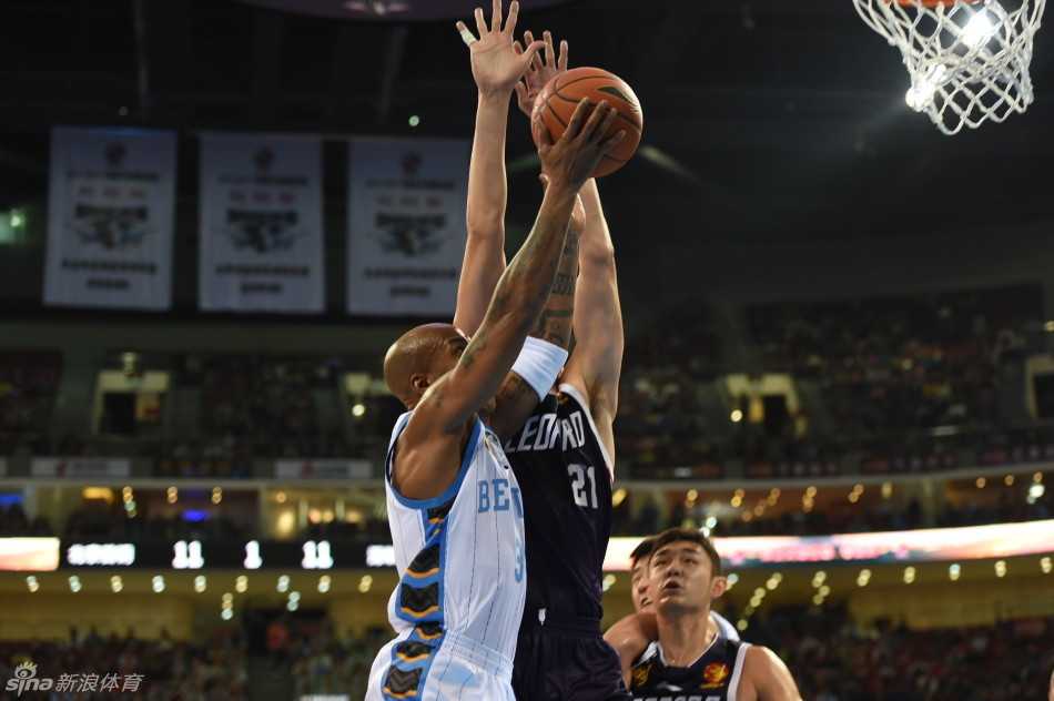 五棵松的夜晚,马布里与李慕豪的巅峰对决 比赛结束后,刚才还在场上杀得眼红的双方球员瞬间卸下盔甲,马布里与对方教练组真诚握手,这一刻竞技体育的残酷与温情奇妙地共存。