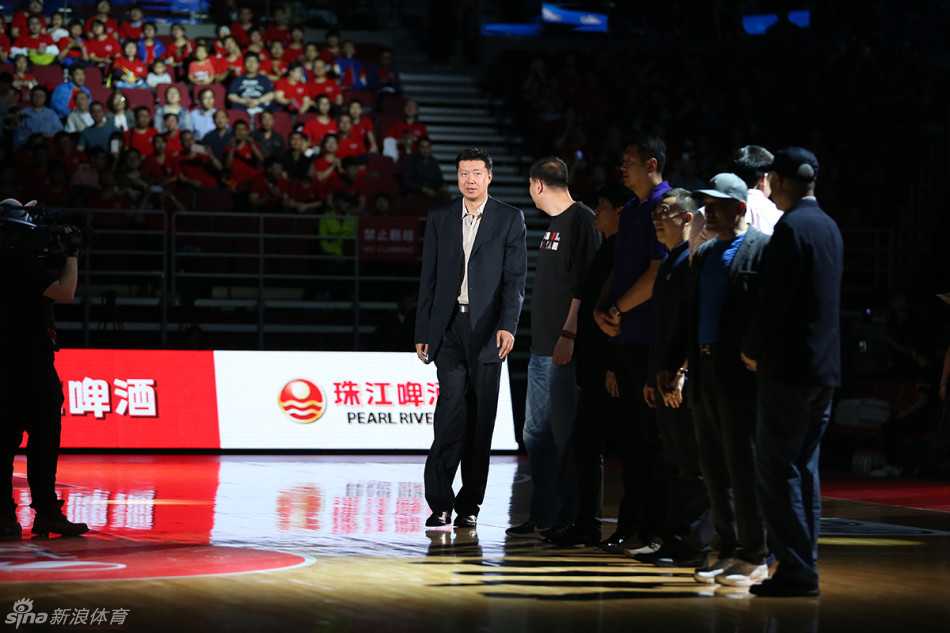 前中国男篮功勋主帅蒋兴权指导亲临现场，老人家精神矍铄。正是这位中国篮球的泰斗级人物，一手发掘并培养了众多的篮坛英才，奠定了中国男篮崛起的基石。