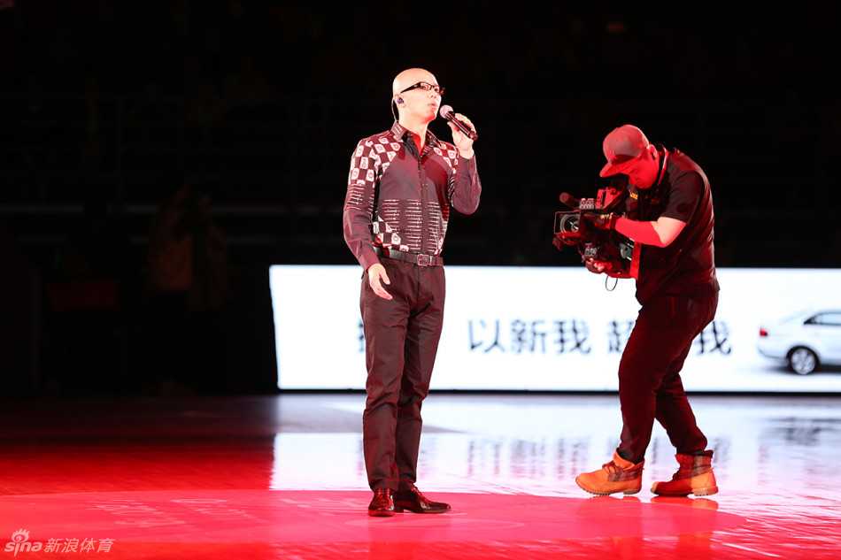 歌手平安在五棵松体育馆现场放歌，清澈而高亢的嗓音回荡在球馆上空。他用歌声为这场充满温情与力量的篮球盛宴增添了一份独特的艺术魅力。