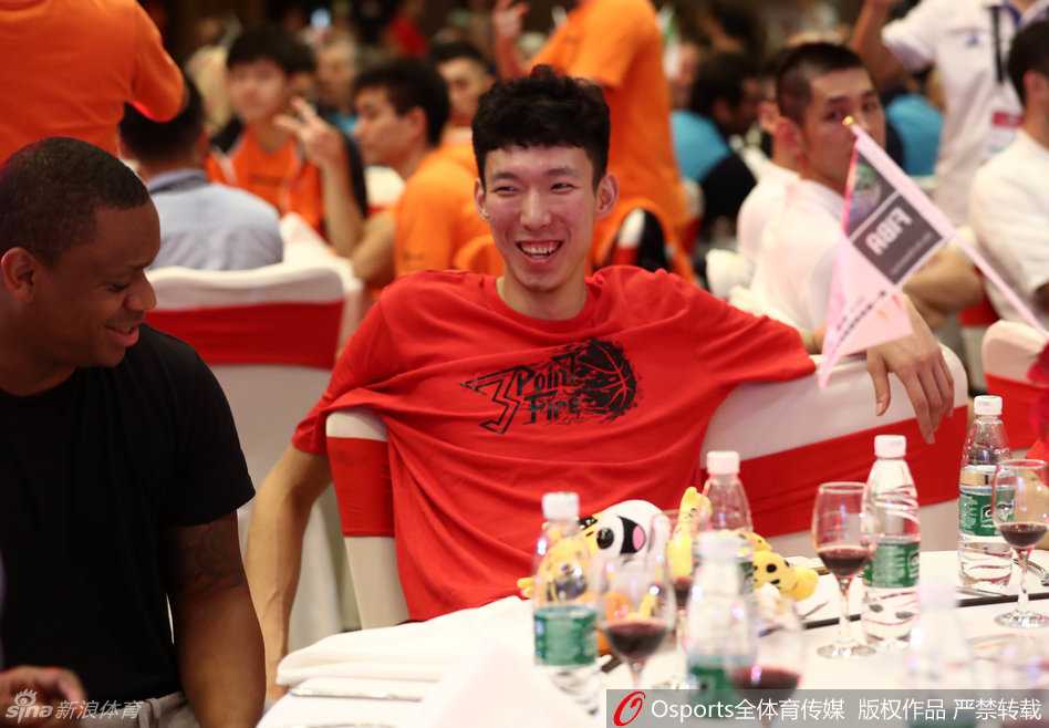 布莱切端坐在餐桌前，神情专注而放松，嘴角挂着一丝若有若无的微笑，仿佛在脑海中已经预演好了明日球场上的进攻万花筒。