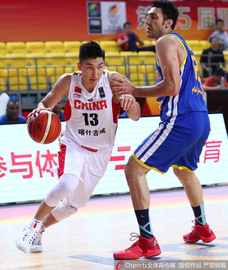 球队大脑达柳斯·亚当斯在外线持球，他压低重心，双眼如鹰隼般扫视全场，却发现所有传球路线都被伊朗队员的积极防守所封锁，进攻陷入短暂的停滞，他不得不寻找更高风险的传球方式。