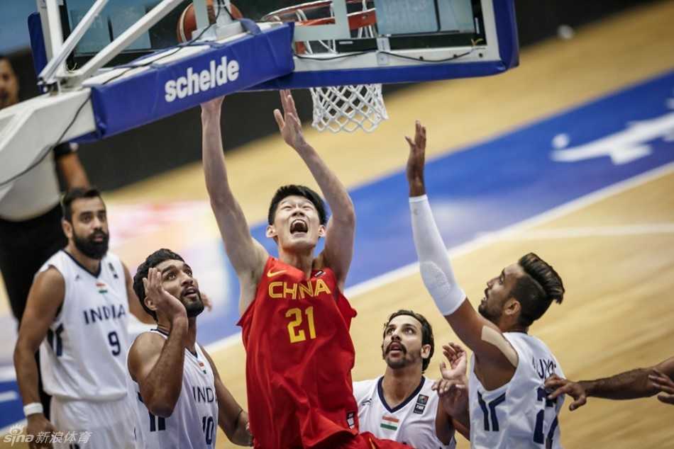 2016年亚洲挑战赛赛场，身穿白色球衣的中国国奥队员与印度队争抢球权，比赛对抗激烈，充满了年轻的活力。