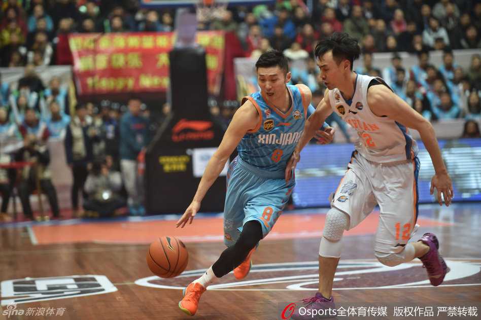 布拉切用一记匪夷所思的姿势将球甩进篮筐后，自己也露出一脸难以置信的搞笑表情，成为激烈比赛中的轻松一刻。