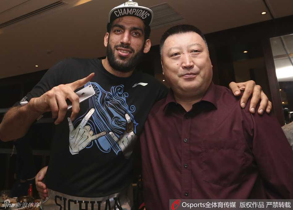 哈达迪与美女空姐并肩站立，面对镜头留下了临行前的珍贵合影，巨人憨厚的笑容与空姐甜美的微笑相映成趣。