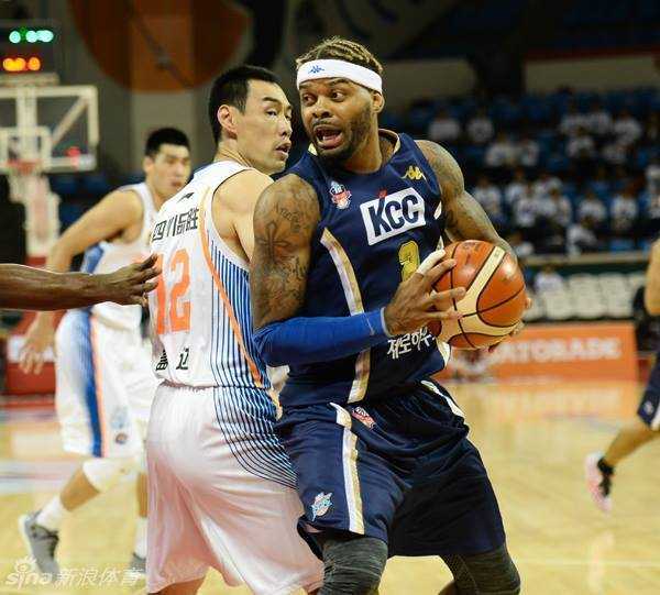 在激烈的篮下对抗中，四川队老将孟达不惜体力，用身体紧紧扛住对方身材魁梧的外援，试图干扰其投篮节奏，眼神中透露出坚毅和不屈。