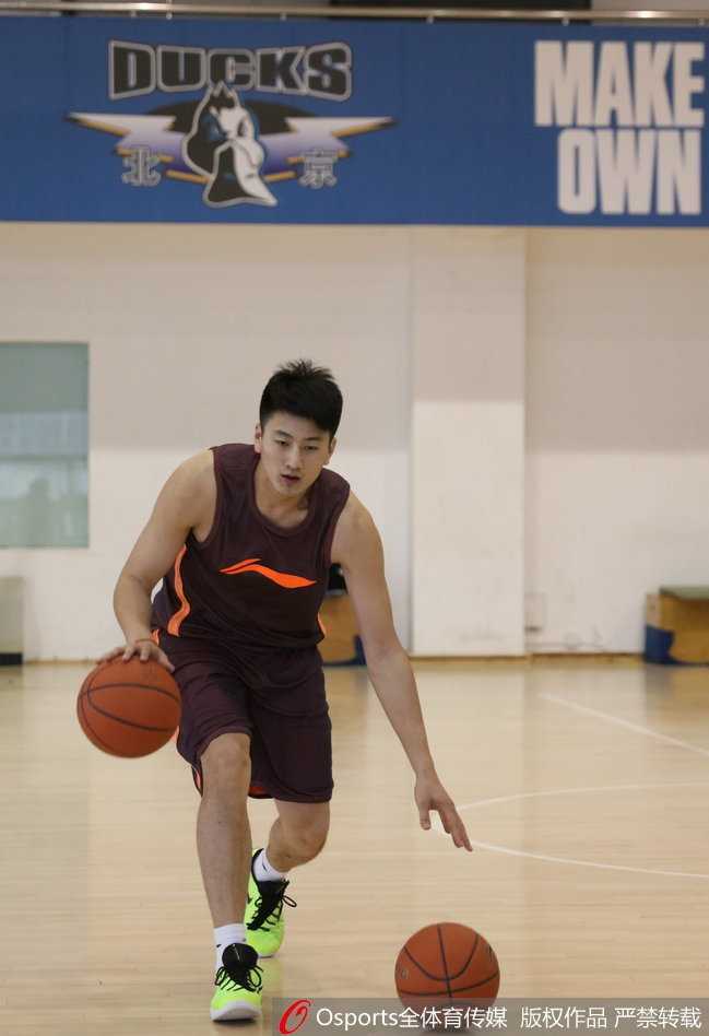 新援段江鹏在训练中全神贯注地做运球练习，篮球在他手中如同听话的精灵，反复穿梭，汗水已浸湿他的球衣，预示着在新东家奋斗的决心。