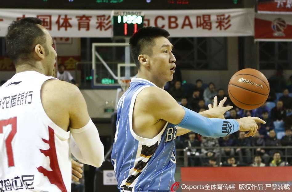 兰多夫·莫里斯在吉林内线群中高高跃起，以一敌三强行将球放进篮筐，这记强硬的篮下强起展现了昔日总冠军中锋的霸气。