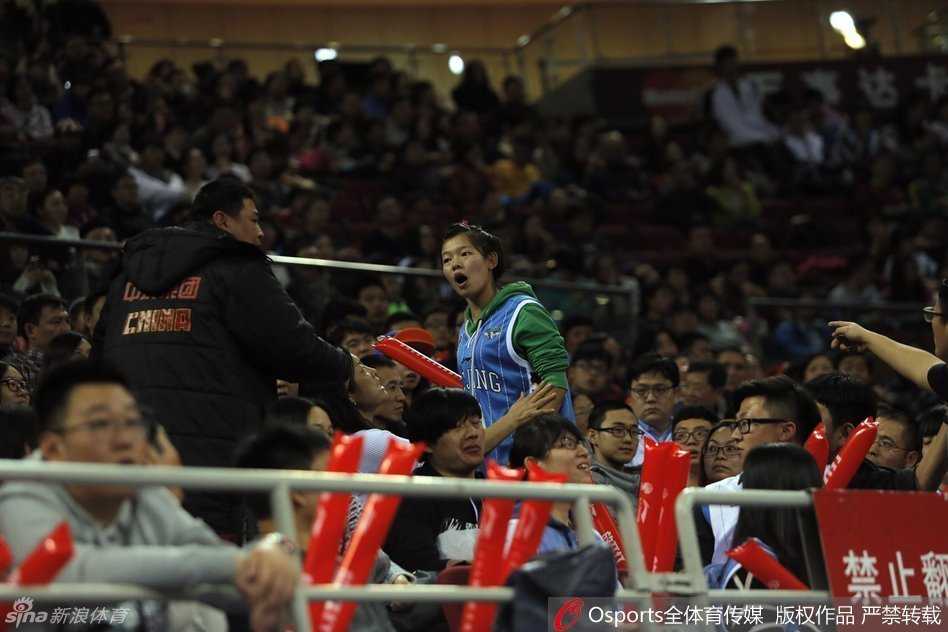 冲突逐渐平息，看台上留下了些许混乱的痕迹，球迷们的情绪还未完全平复，有的低头沉默，有的还在与身边人激动地交流刚才发生的一幕。