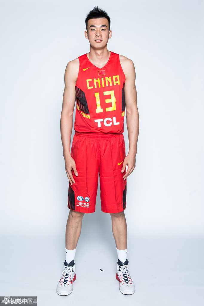 在柔和的光影下，刘晓宇、睢冉等后卫线球员目光炯炯，他们手中掌控着球队的节奏，眼神中流露出对即将到来的里约挑战的无限渴望。