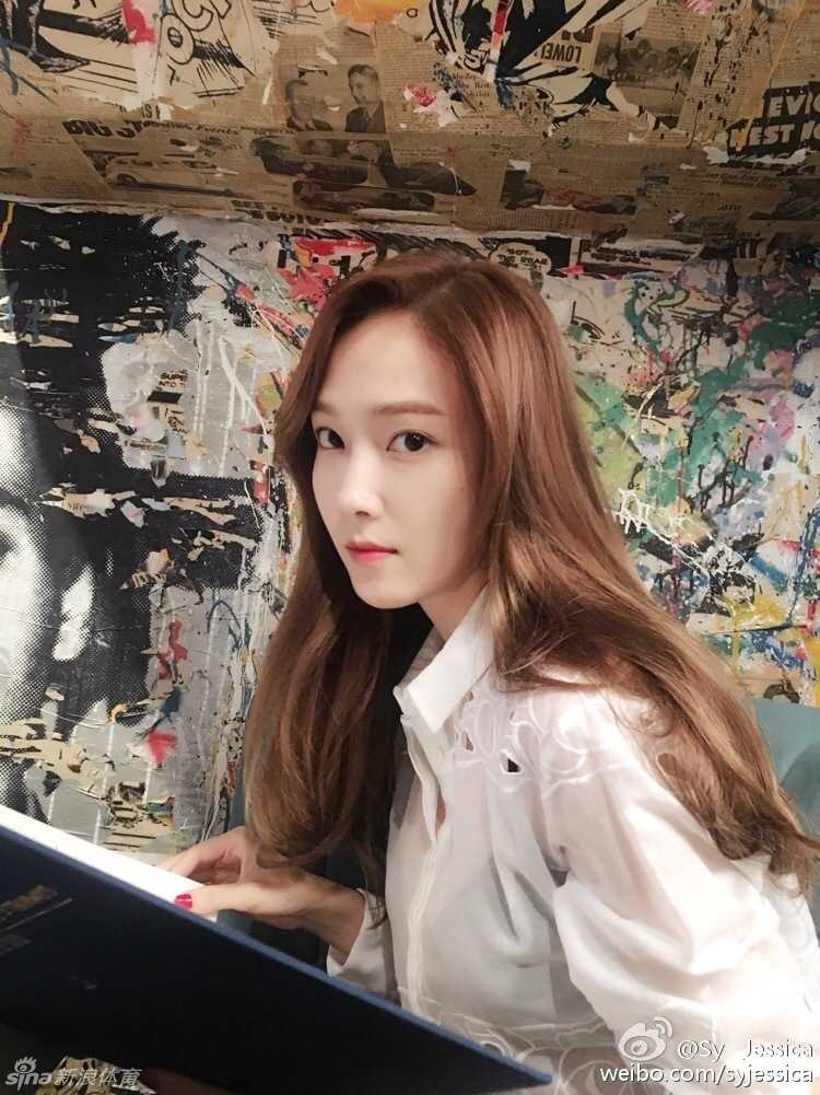 郑秀妍身穿活力四射的运动装扮，面对镜头展现出极强的镜头感，她一手插兜，一手指向前方，仿佛在为远道而来的客人指路，青春气息扑面而来。